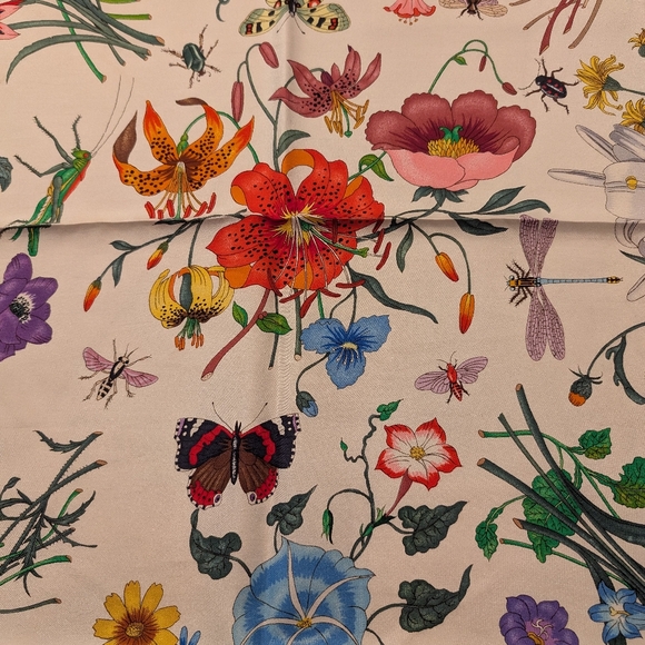 Gucci Floral Silk Carre - Picture 11 of 11